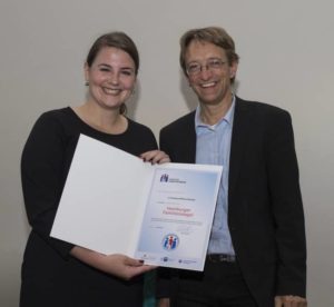 Julia Hamann mit Dr. Dirk Bange von der BASFI (Foto: BASFI Holger Kern)