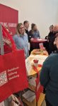 Besucherinnen am Infostand