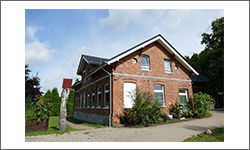 alte-schule-reitbrook.de: Außenaufnahme eines schönen alten Gebäudes