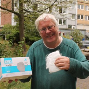 Thomas Lamm vom Freundes- und Förderverein übergibt N95-Masken für die Stiftungsarbeit