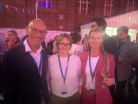 Drei Personen auf einer Veranstaltung.