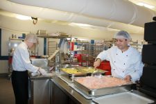Köche bereiten große Mengen Essen vor