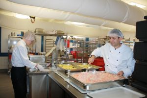 Köche bereiten große Mengen Essen vor