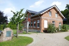 Rotes Backsteinhaus mit Garten