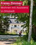 Ein Bild von einem schönen großen Haus aus der Distanz, im Umfeld Bäume und schöne grüne Pflanzen.