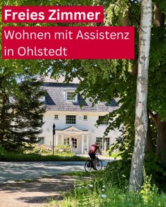 Ein Bild von einem schönen großen Haus aus der Distanz, im Umfeld Bäume und schöne grüne Pflanzen. 