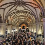 Eine mit Menschen gefüllte Säulenhalle im Rathaus Hamburg