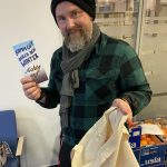 Andi aus der Alten Forst beim Packen der Winterbeutel! Sehr fleißig!