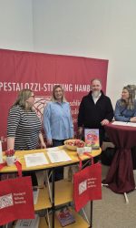 Drei Frauen und ein Mann an einem Stand der Pestalozzi-Stiftung Hamburg