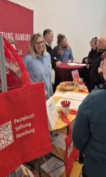 Besucherinnen am Infostand