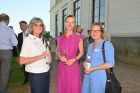 Natja Berg mit Eliane Lafendt von der Seemannsmission und Godje Hawerkamp von der Stiftung Jochimsthal