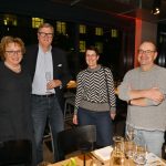 Menschen lächeln in die Kamera