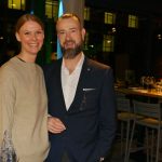 Eine Frau und ein Mann lächeln in die Kamera