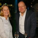 Eine Frau und ein Mann lächeln in die Kamera