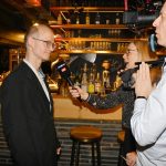 Der langjährige hamburg work- und Lecker³-Mitarbeitende Karsten Cordts unterhält sich mit RTL Nord.