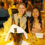 Zwei Frauen lachen in die Kamera