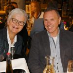 Eine Frau und ein Mann lächeln in die Kamera