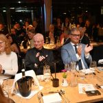 Eine Totale von einem Teil der 100 Gäste in Hensslers Küche