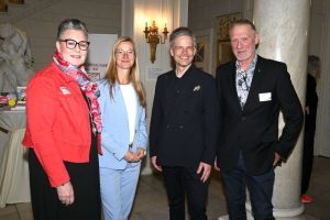 Vorstand zwischen Künstlerin Manuela Rathje und Harald Rathje