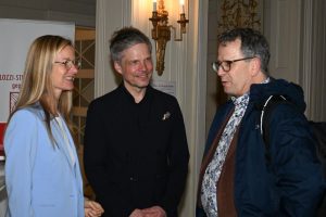 Natja Berg und Kai Gosslar begrüßen Gerd Müller (Sozialkontor)