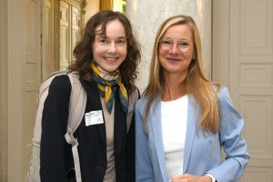 Anna Tötter vom Diakonischen Werk Hamburg mit Natja Berg