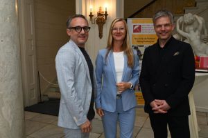 Andreas Solger von der Behörde für Wirtschaft, Arbeit und Innovation mit Natja Berg und Kai Gosslar