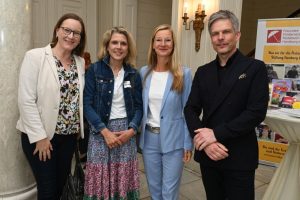 Antje Trutia und Berit (Hildegard und Horst Röder-Stiftung) mit N.Berg und K.Gosslar