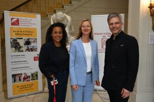 Elisabeth Heinisch vom Team Altonaer Museum (und damit "Hausherrin" im Jenisch-Haus) mit Vorstand