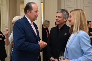 Vorständin Natja Berg und Vorstand Kai Gosslar begrüßen Konsul Michael T. Fröhlich, UVNord