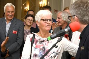 Dagmar Lichtblau vom Verwaltungsrat der Pestalozzi-Stiftung Hamburg mit Kai Gosslar (im Hintergrund weitere Mitglieder des Verwaltungsrats und Staatsrätin Michaela Peponis
