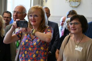 ICH BIN HIER-Publikum im Jenisch-Haus: u.a. Schauspielerin Nina Petri und Karen Polzin vom Diakonischen Werk Hamburg