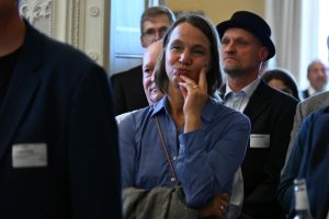 Landespastorin Annika Woydack und andere Gäste lauschen ICH BIN HIER
