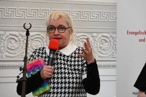 Mariola Brillowska, u.v.a. Art directorin bei ICH BIN HIER, stellt dem Publikum ihre Vision eines Art brut-Festivals in Hamburg vor