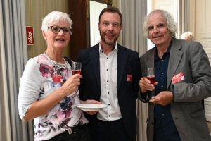 Sascha Dickmeis ("Lecker hoch drei") zwischen Dagmar Lichtblau und Martin Apitzsch vom Verwaltungsrat der Pestalozzi-Stiftung Hamburg
