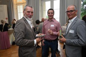 Pastor Nils Christiansen vom Diakonischen Werk mit Björn Dobbertin von der Rathauspassage und Tobias Nowoczyn von der Stiftung Anscharhöhe