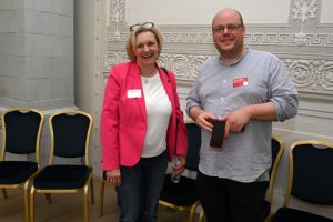 Martina Müller von Radio Hamburg Hörer helfen Kindern mit Ralph Detsch von der Öffentlichkeitsarbeit der Pestalozzi-Stiftung Hamburg