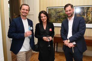 Saskia Weiß (mitte) von der Pestalozzi-Stiftung mit Vertretern von der Ev. Jugendhilfe Friedenshort (Timon Brandenberg und Tiemo Kleyer)