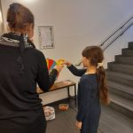 Eine Frau spielt mit einem Mädchen.