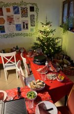 Weihnachtsbaum mit Geschenken hinterer längerer Tafel (Tisch)