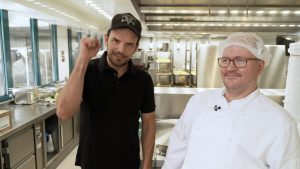 Steffen Henssler zu Besuch in der Produktionsküche